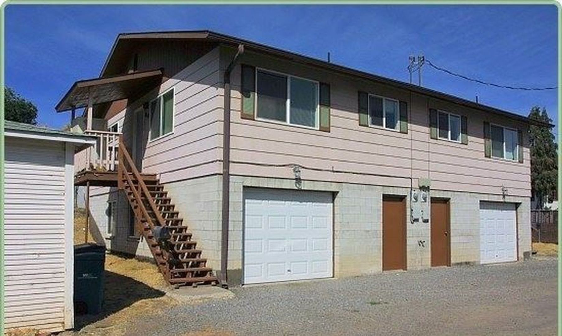 Klamath Falls Apartment: 812 & 814 St. Francis St.