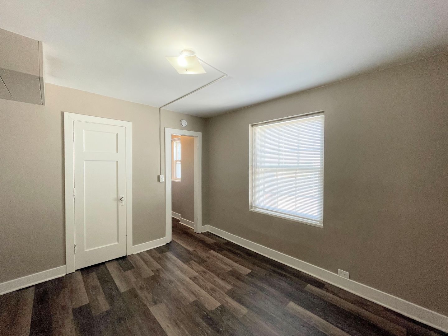 Hutchinson Apartment: 14 E 2nd Ave