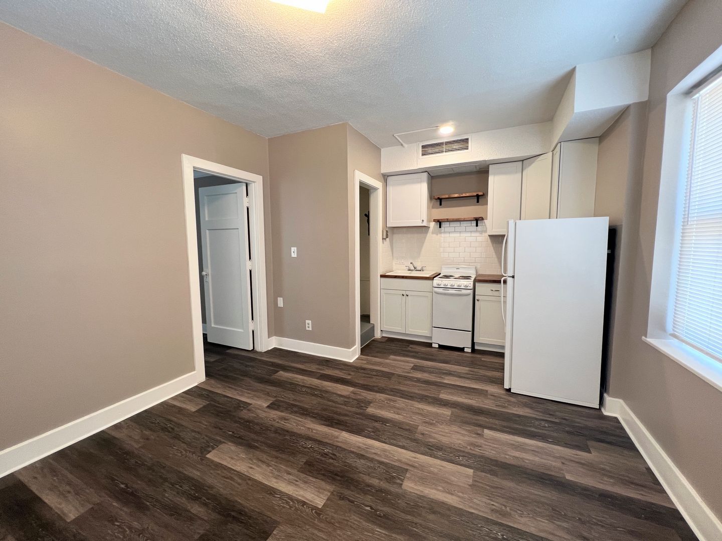 Hutchinson Apartment: 14 E 2nd Ave