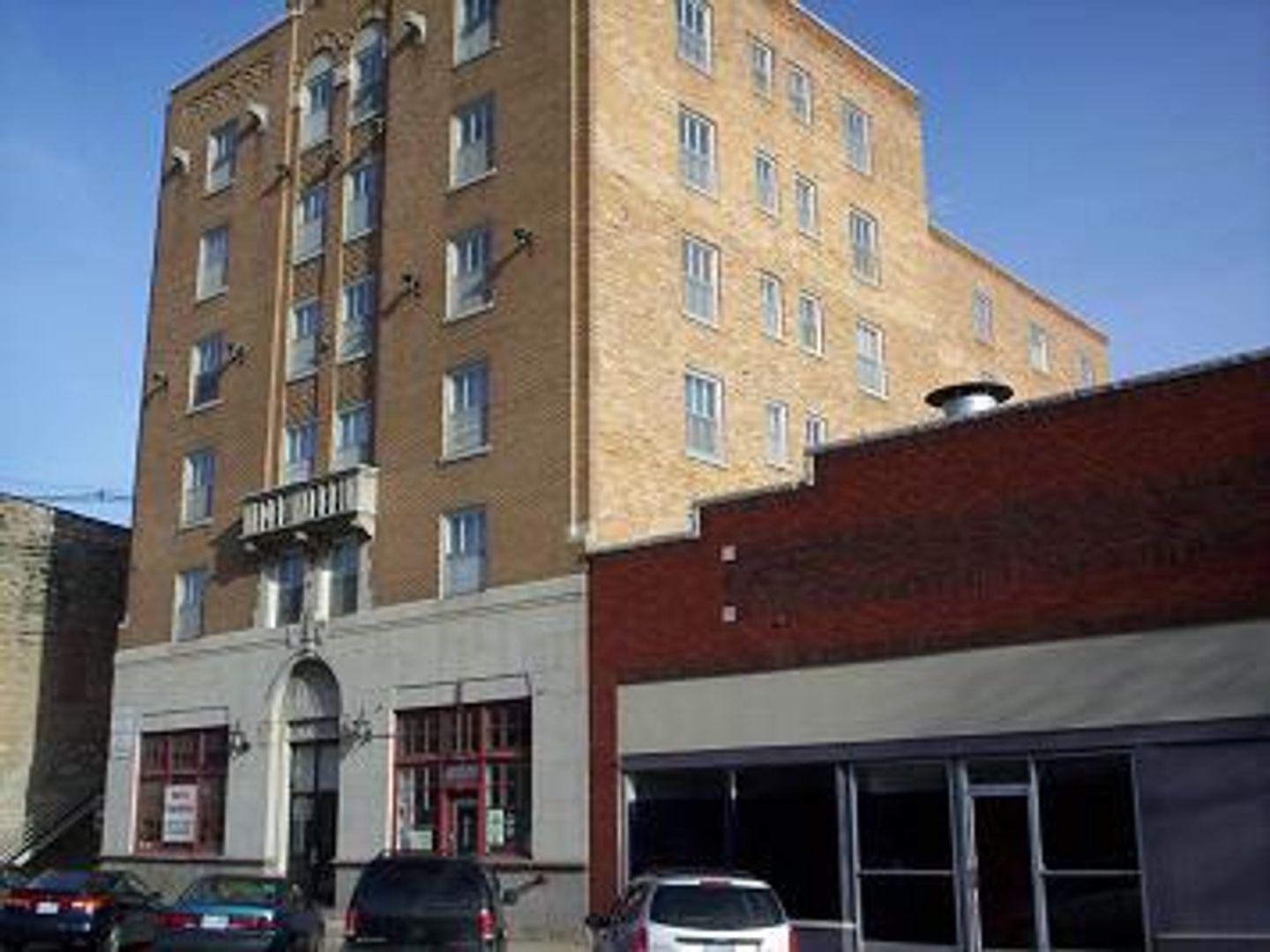 Hutchinson Apartment: 14 E 2nd Ave