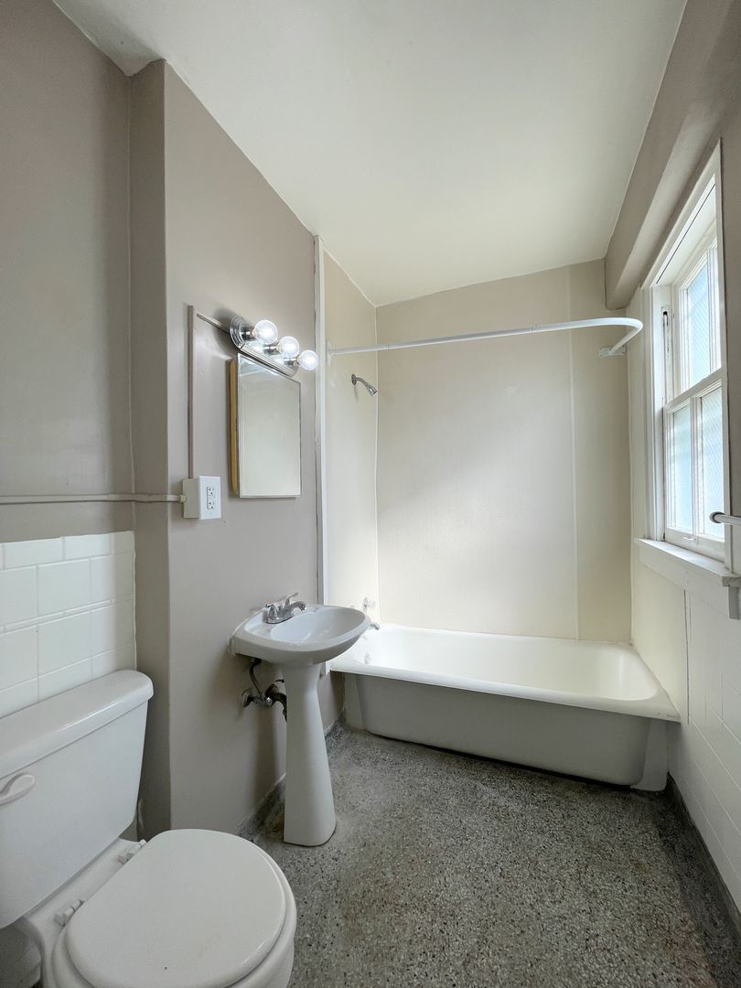 Hutchinson Apartment: 14 E 2nd Ave