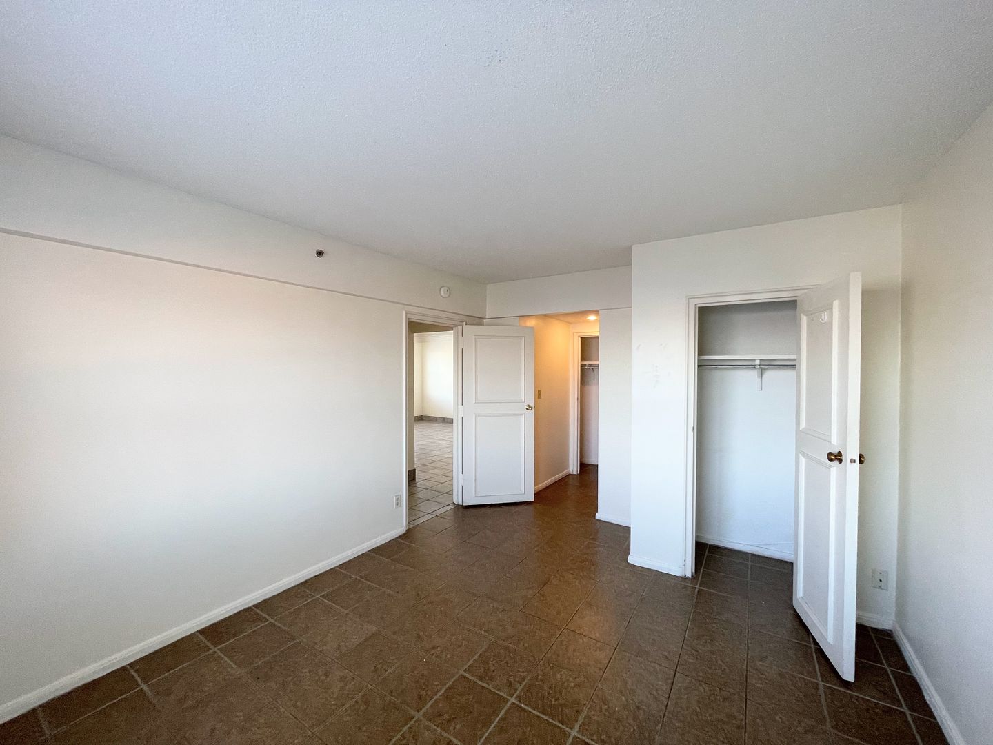 Hutchinson Apartment: 17 E 2nd Ave