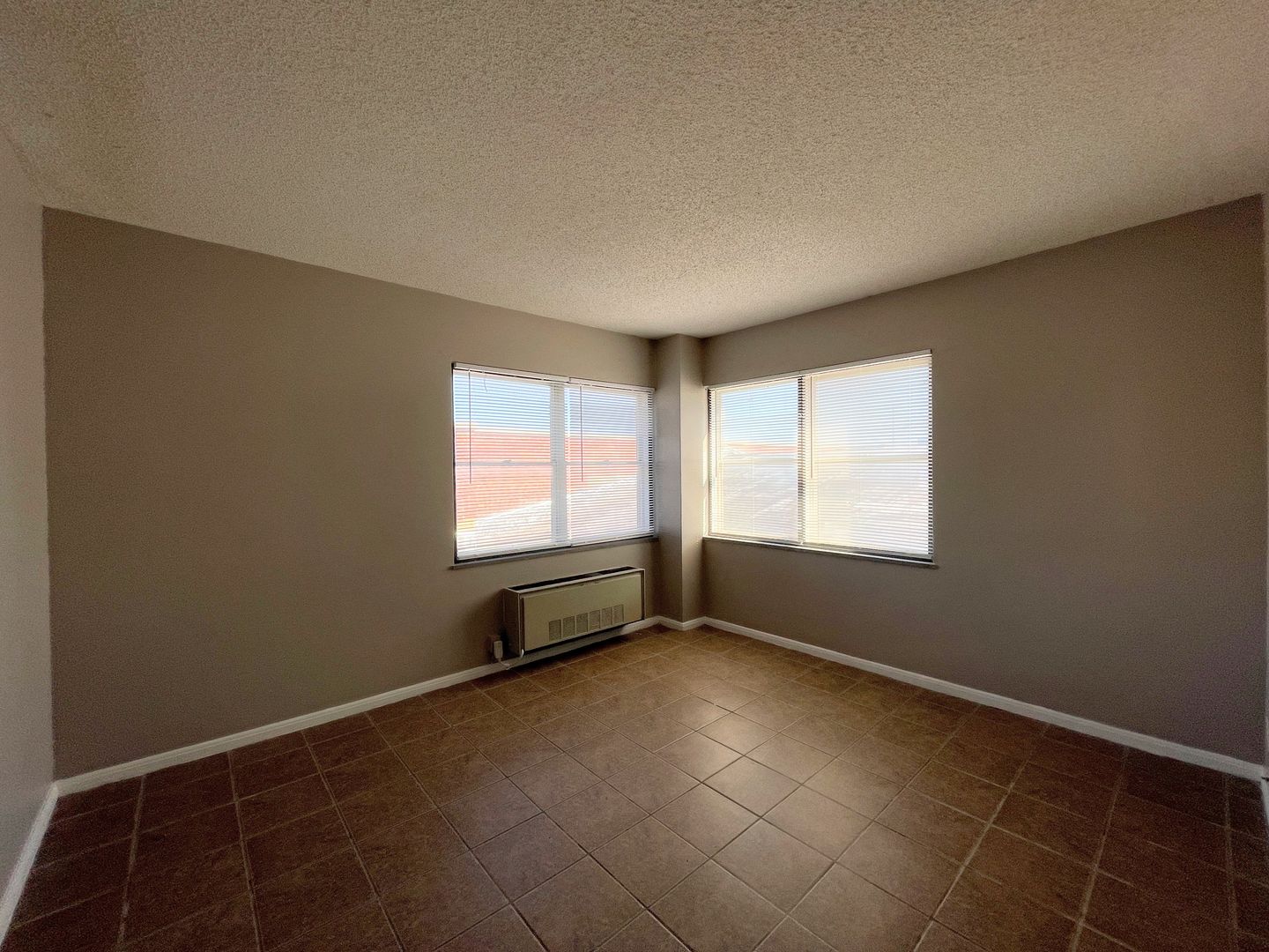 Hutchinson Apartment: 17 E 2nd Ave