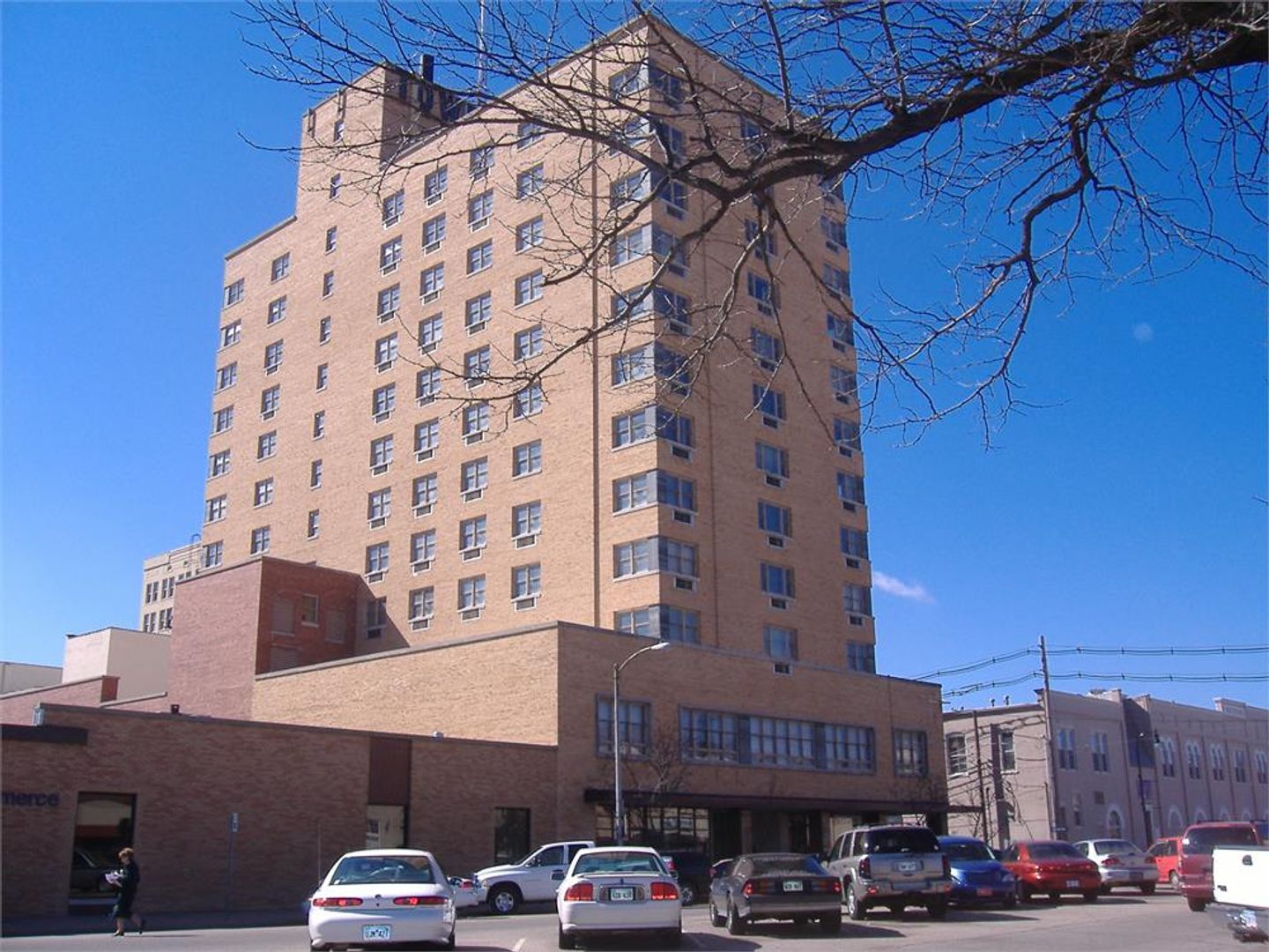 Hutchinson Apartment: 17 E 2nd Ave