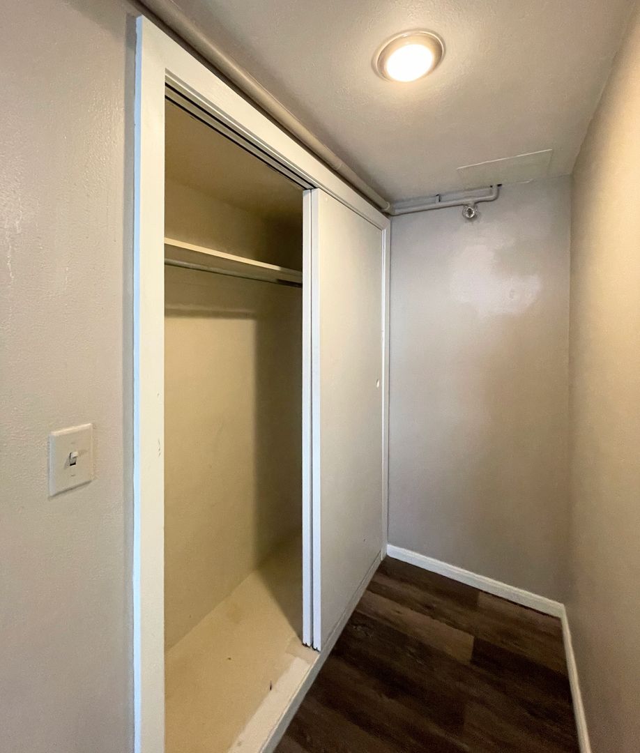 Hutchinson Apartment: 17 E 2nd Ave