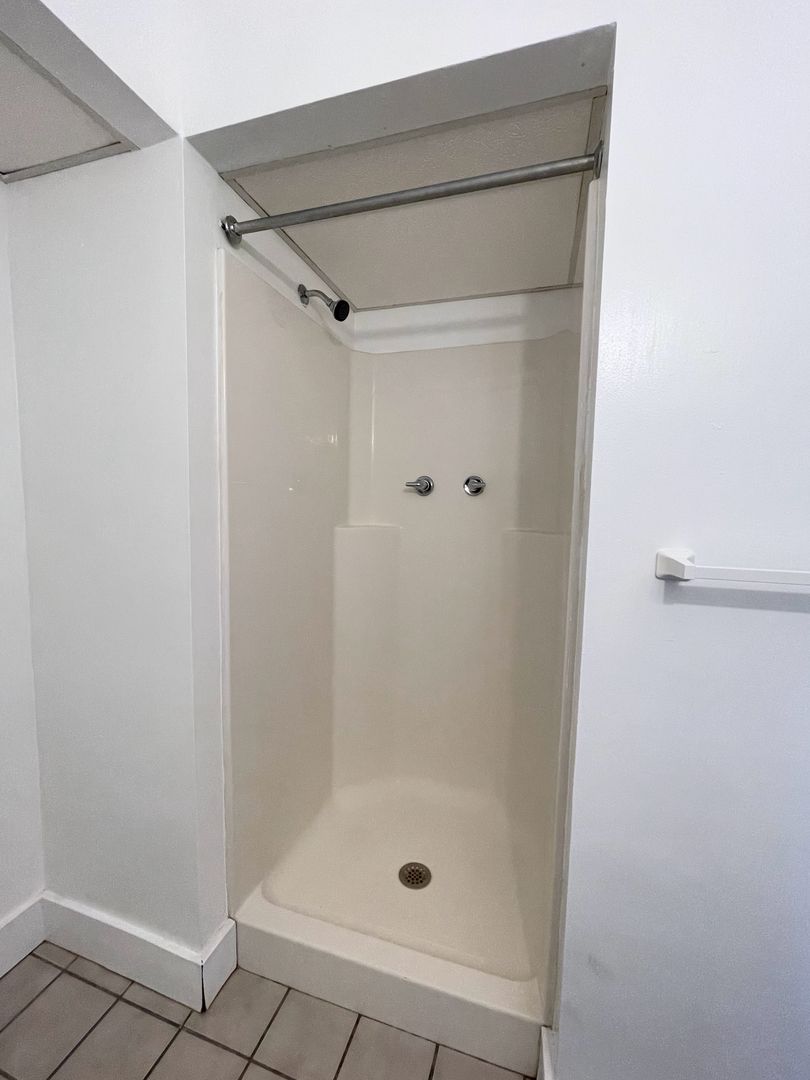 Hutchinson Apartment: 14 E 2nd Ave