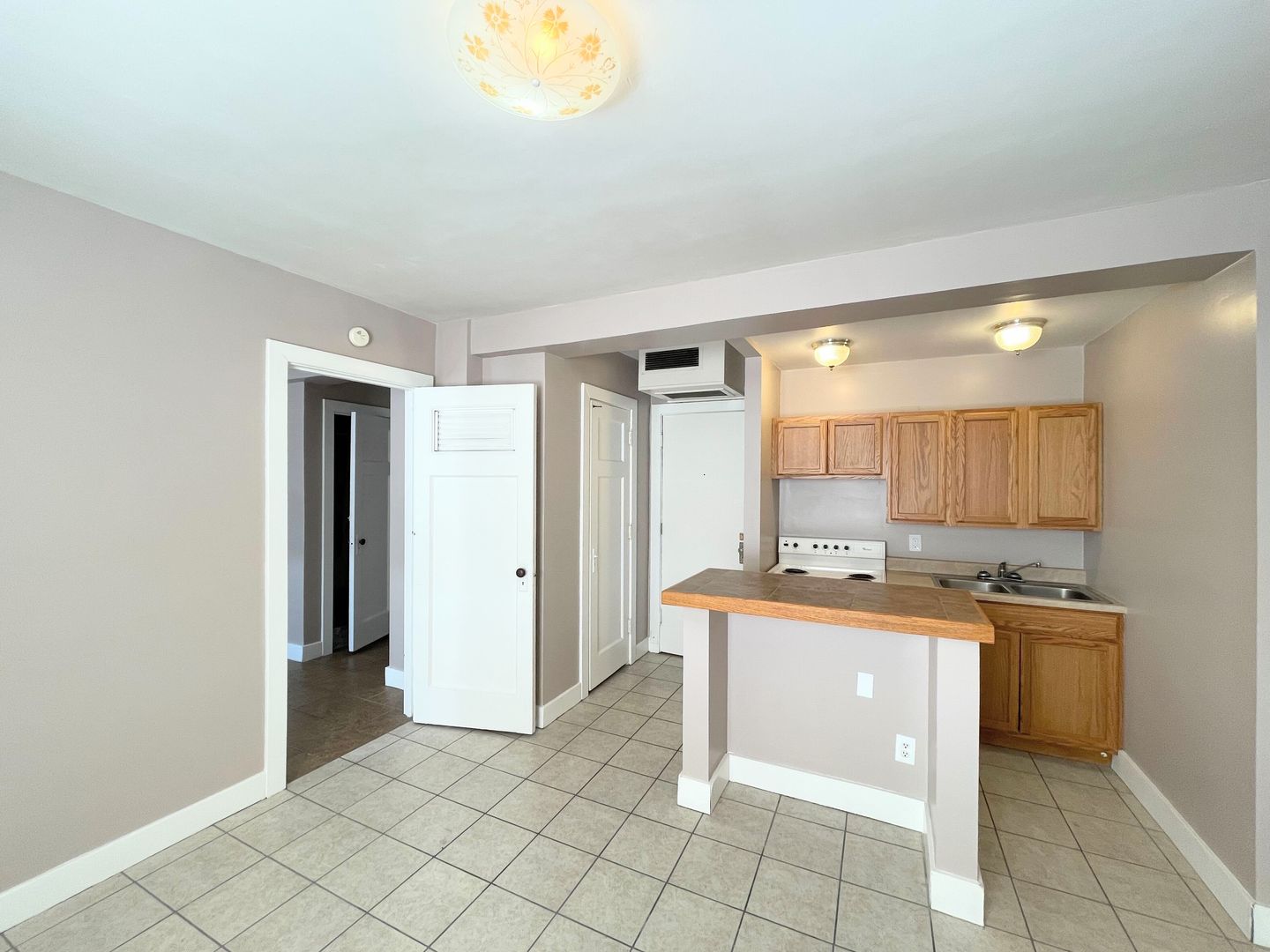 Hutchinson Apartment: 14 E 2nd Ave