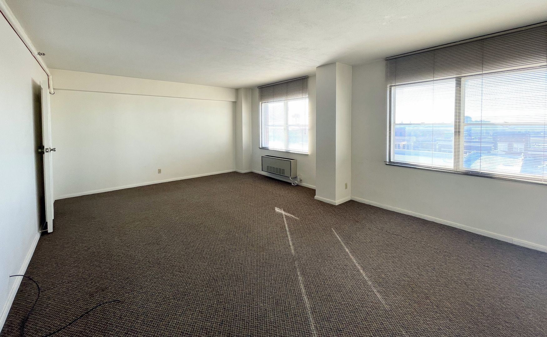 Hutchinson Apartment: 17 E 2nd Ave