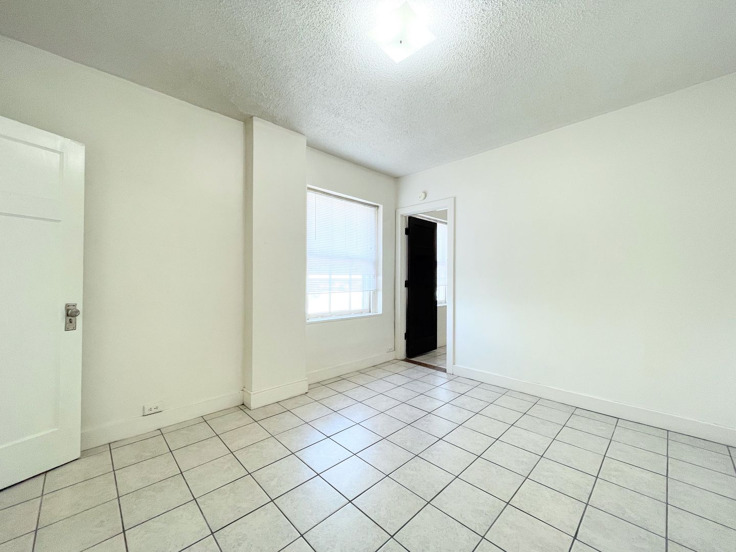 Hutchinson Apartment: 14 E 2nd Ave