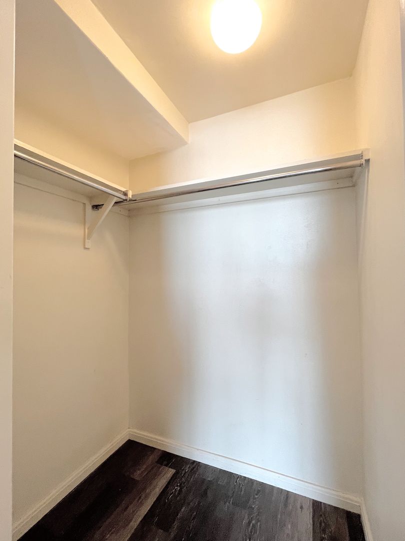Hutchinson Apartment: 17 E 2nd Ave