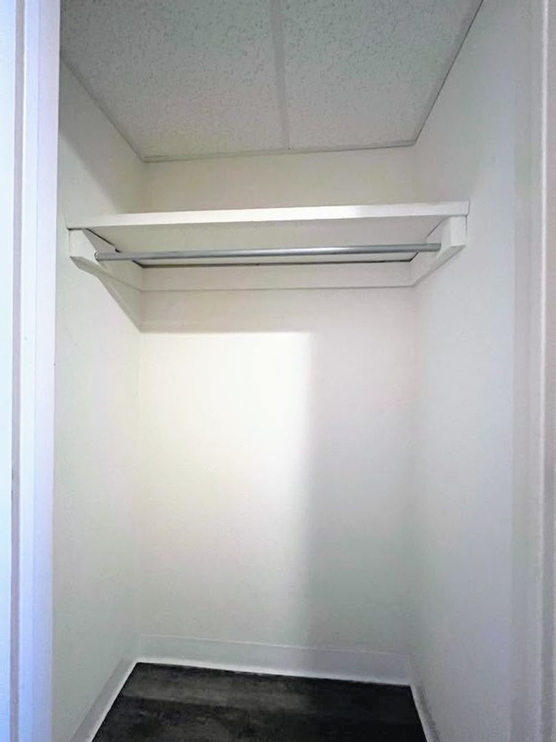 Hutchinson Apartment: 17 E 2nd Ave