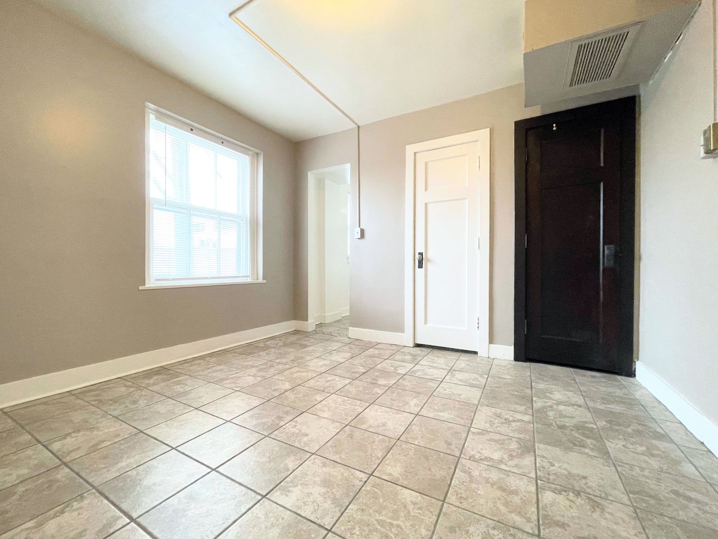 Hutchinson Apartment: 14 E 2nd Ave