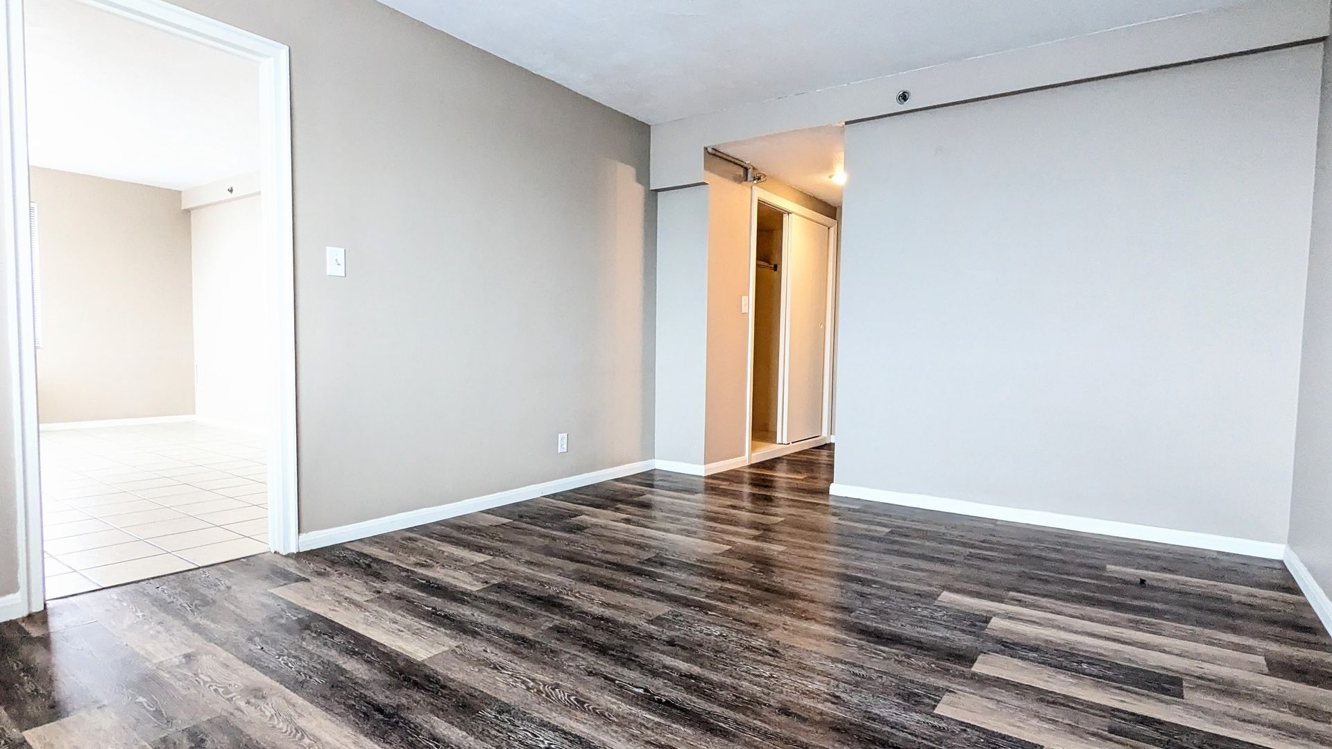 Hutchinson Apartment: 17 E 2nd Ave