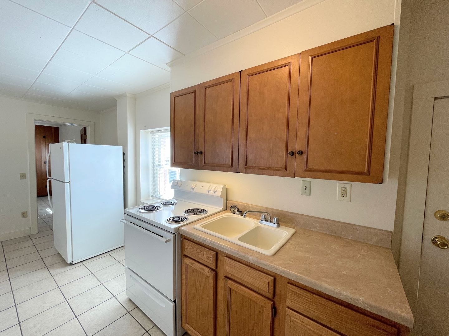 Hutchinson Apartment: 14 E 2nd Ave