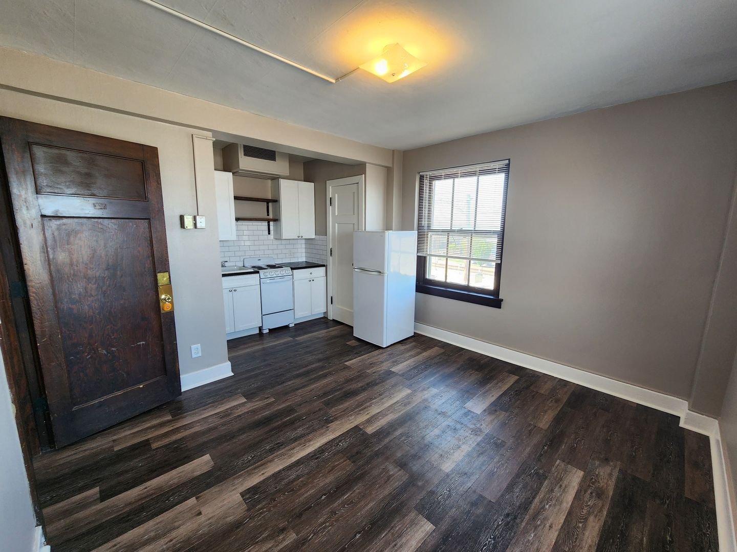 Hutchinson Apartment: 14 E 2nd Ave