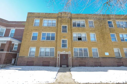 Spacious 2 Bed / 1 Bath in Chicago – Heat Included & Updated Kitchen! – photo 1