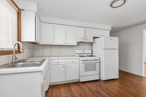 Beautifully Rehabbed 2-Bed, 1-Bath Apartment with Free Heat in West Lawn – photo 1
