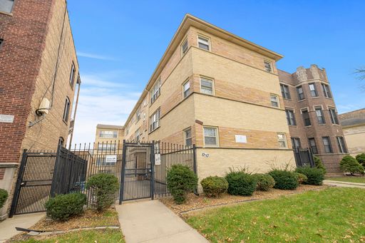Beautifully Rehabbed 2-Bedroom Apartment with Free Heat in Great Chicago Location! – photo 1