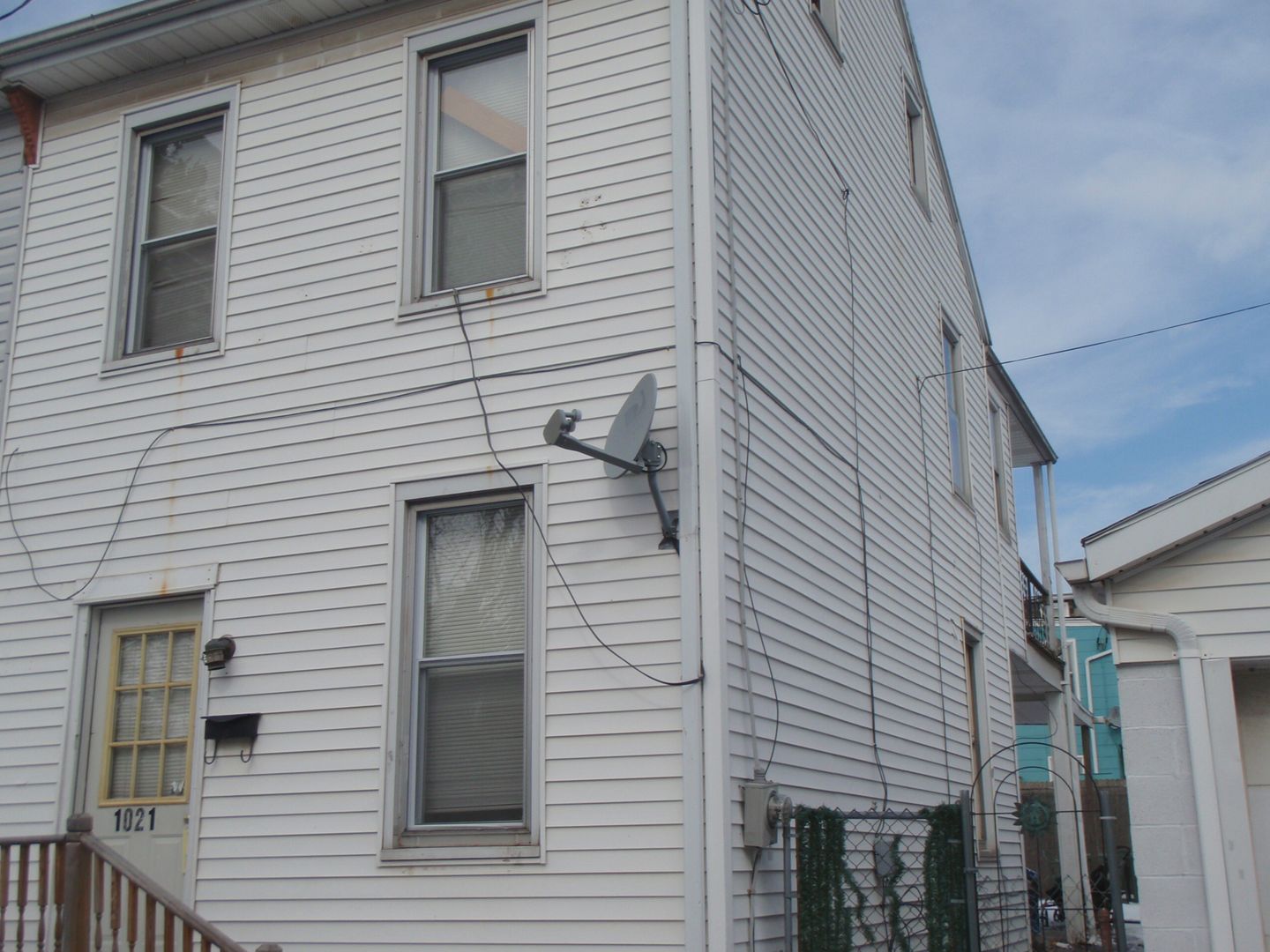 Lebanon House: 1021 Monument St