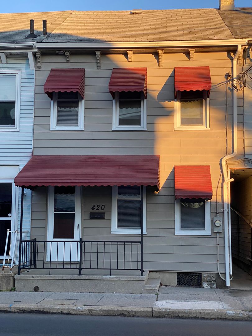 Lebanon Townhome: 420 N 12th St
