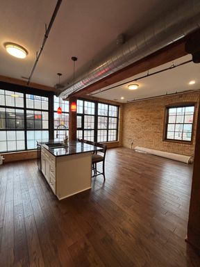 Beautiful Industrial 2-Bedroom! – photo 1