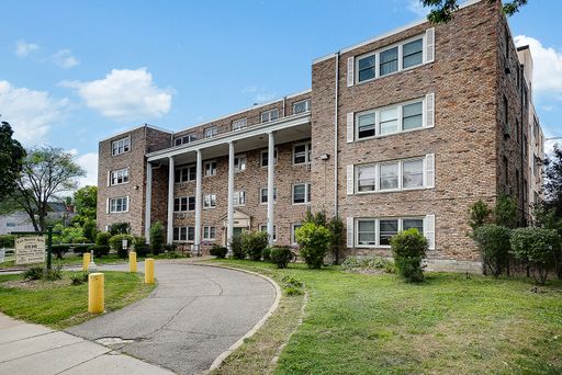 Spacious 2-Bedroom Apartment - Available in April!! – photo 1