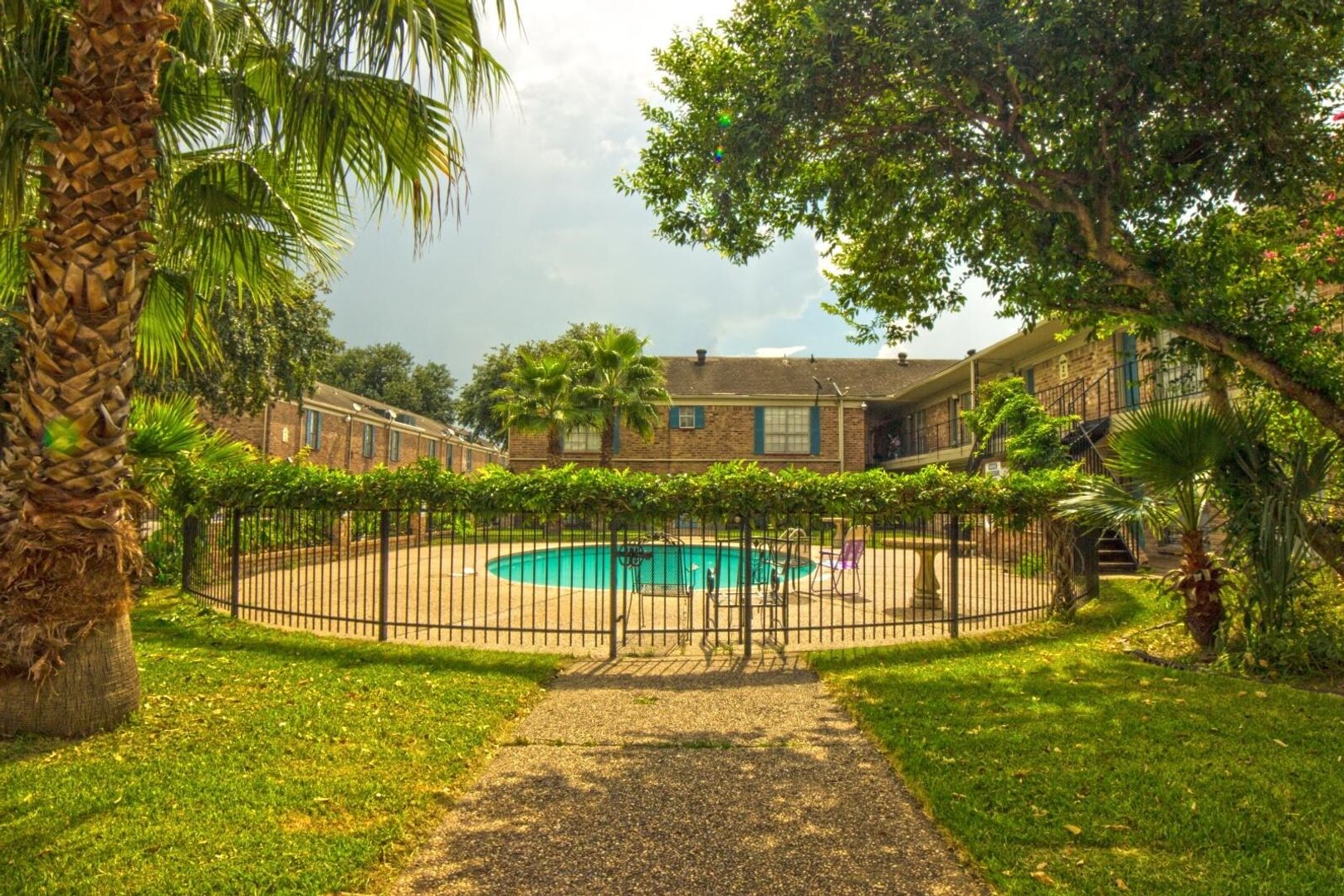 Houston Apartment: 6909 Renwick Dr