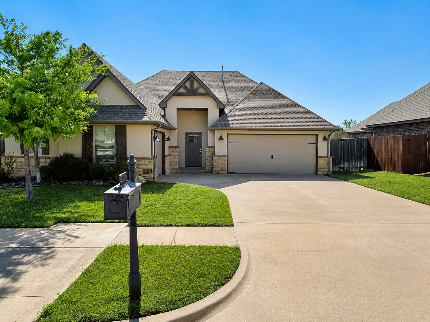 Edmond House: 18805 Trailview Way