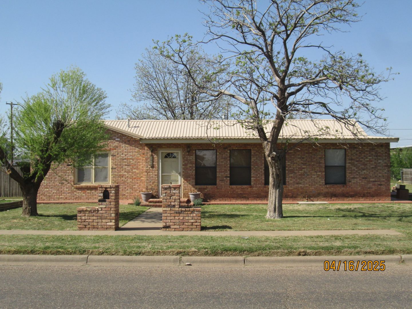 HOUSE -- 3 bedrooms, 2 bathrooms
