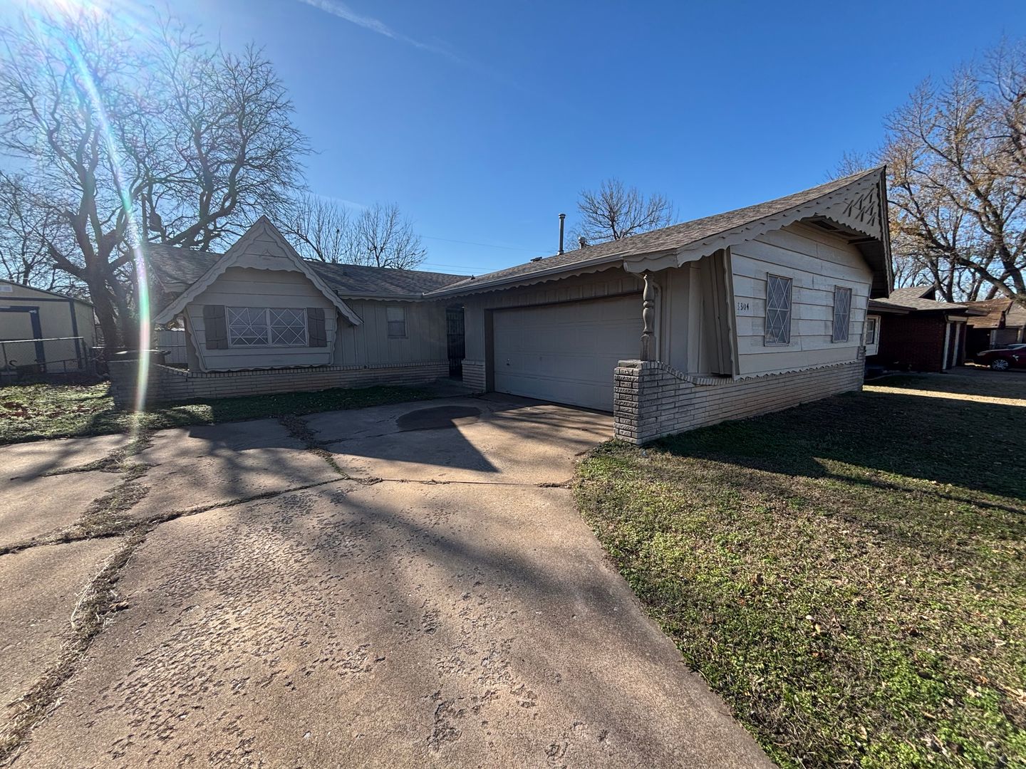 Del City House: 3304 Longridge Road