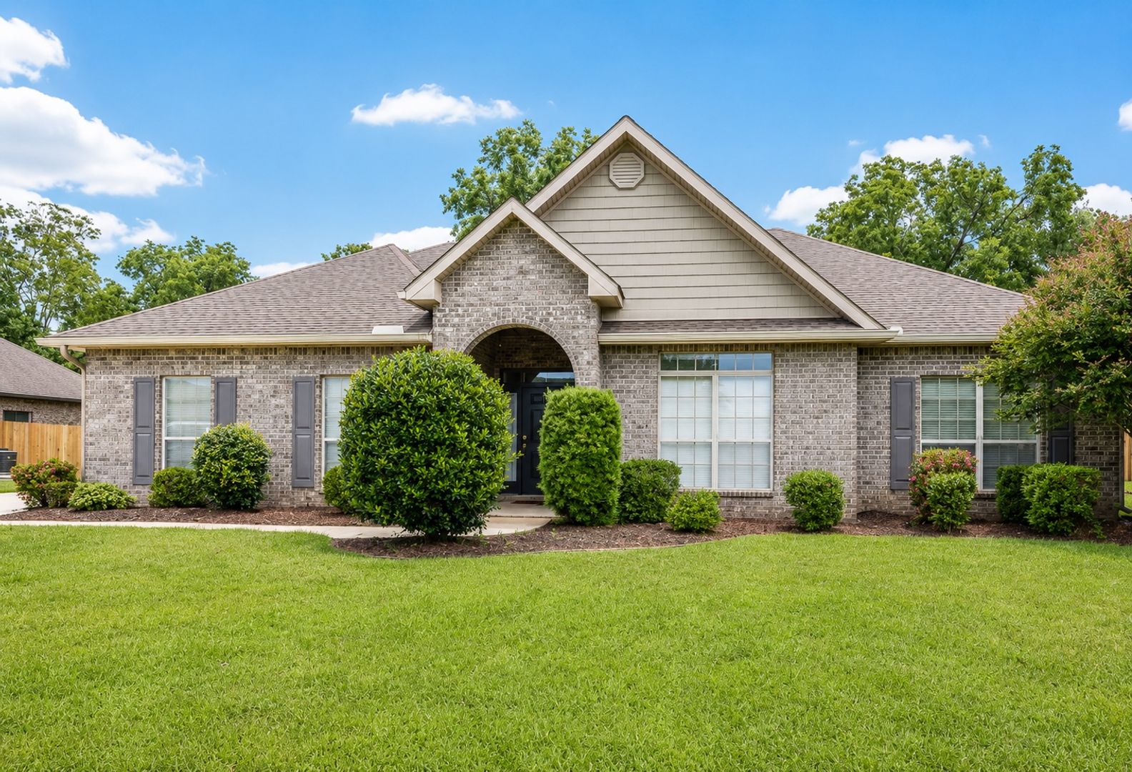Daphne House: 9271 Ottawa Drive