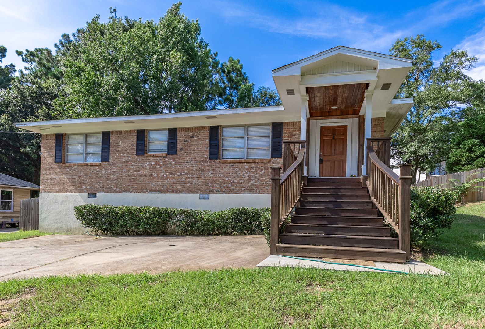 Daphne House: 7099 Pine Hill Rd