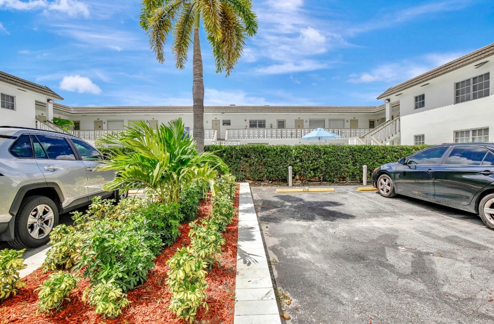 Hollywood Apartment: 4933-5450 Hollywood Blvd