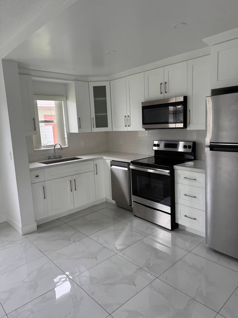 Hollywood Apartment: 4933-5450 Hollywood Blvd