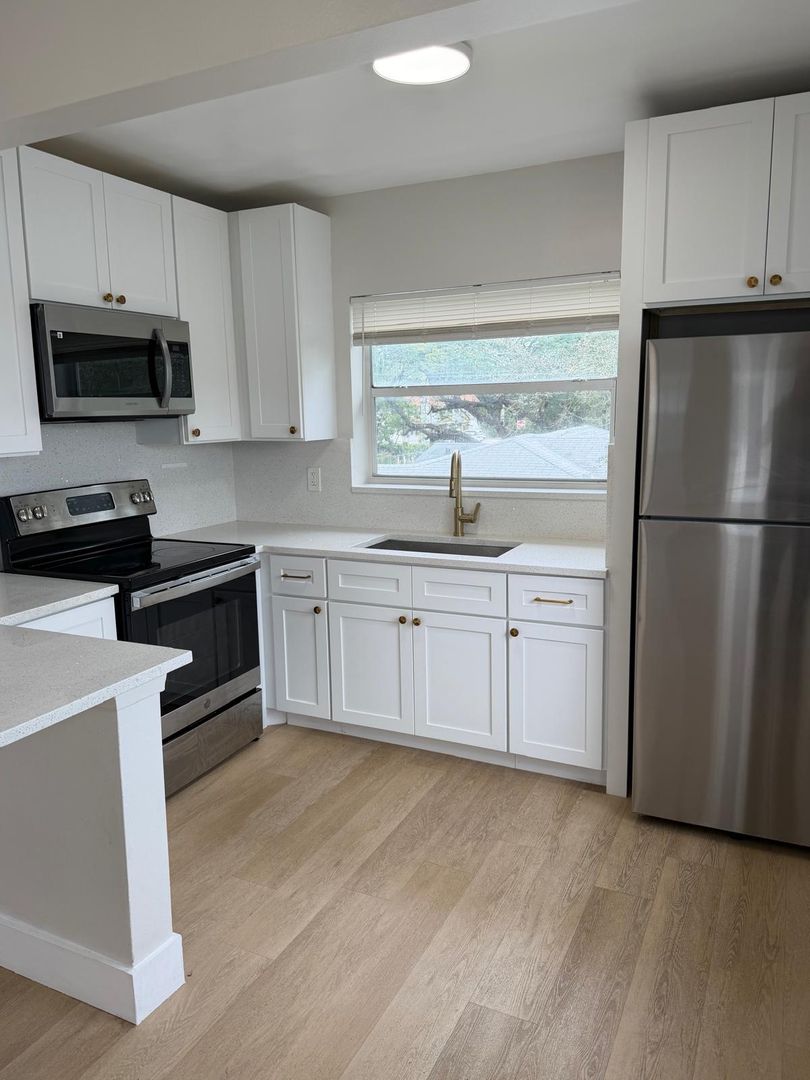 Hollywood Apartment: 2418 Polk St.