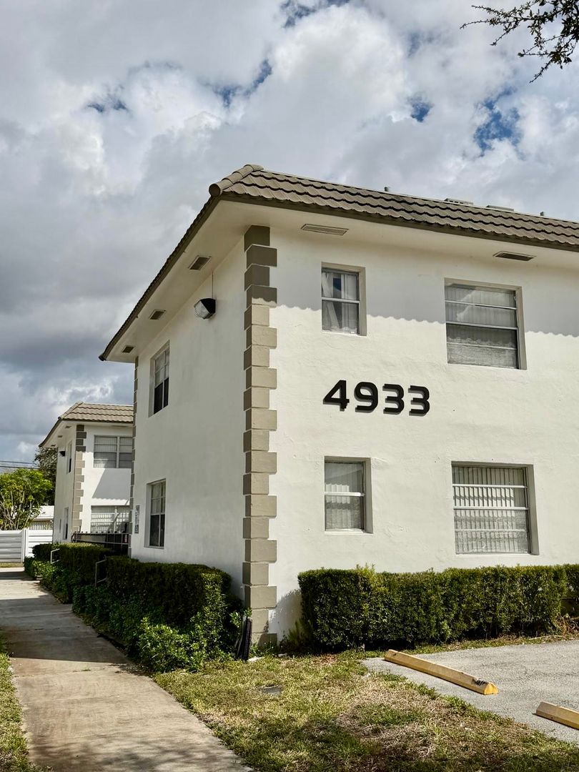 Hollywood Apartment: 4933-5450 Hollywood Blvd