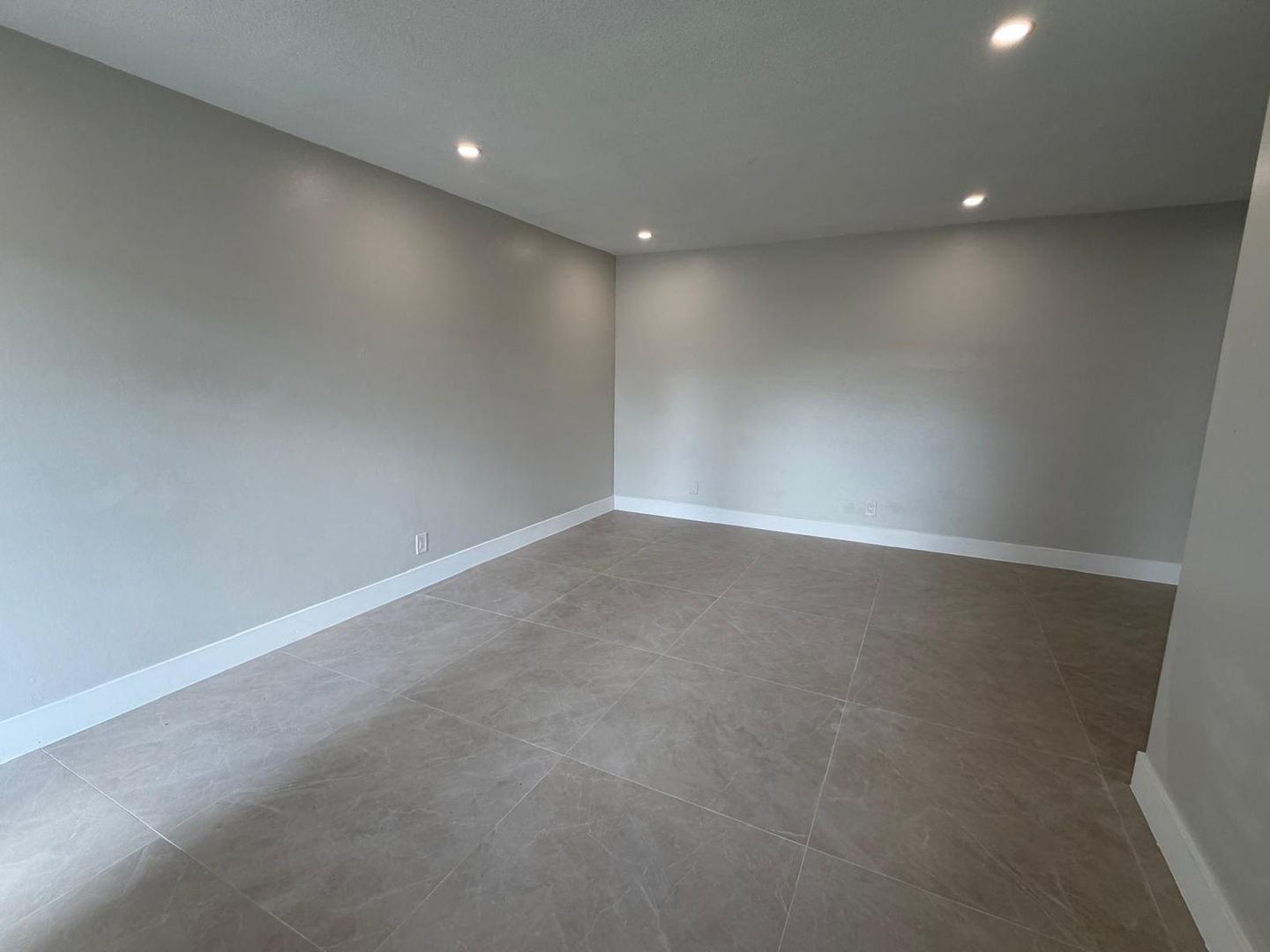 Hollywood Apartment: 2418 Polk St.