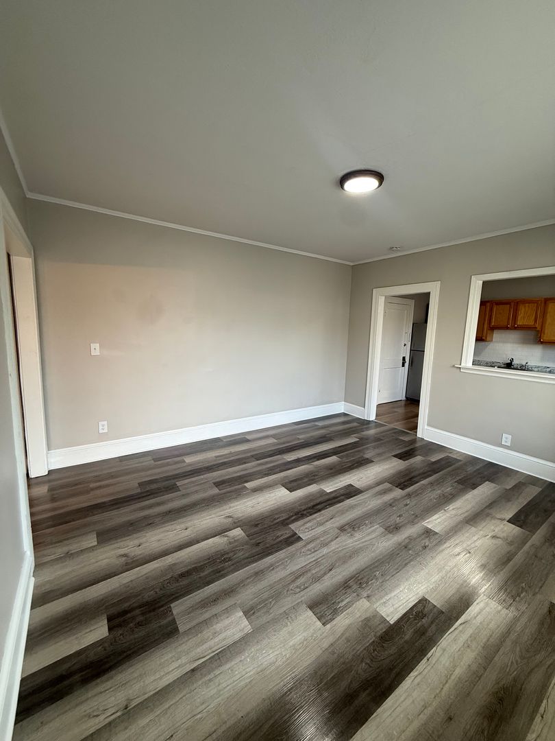 West Hartford Apartment: 843 Farmington Avenue