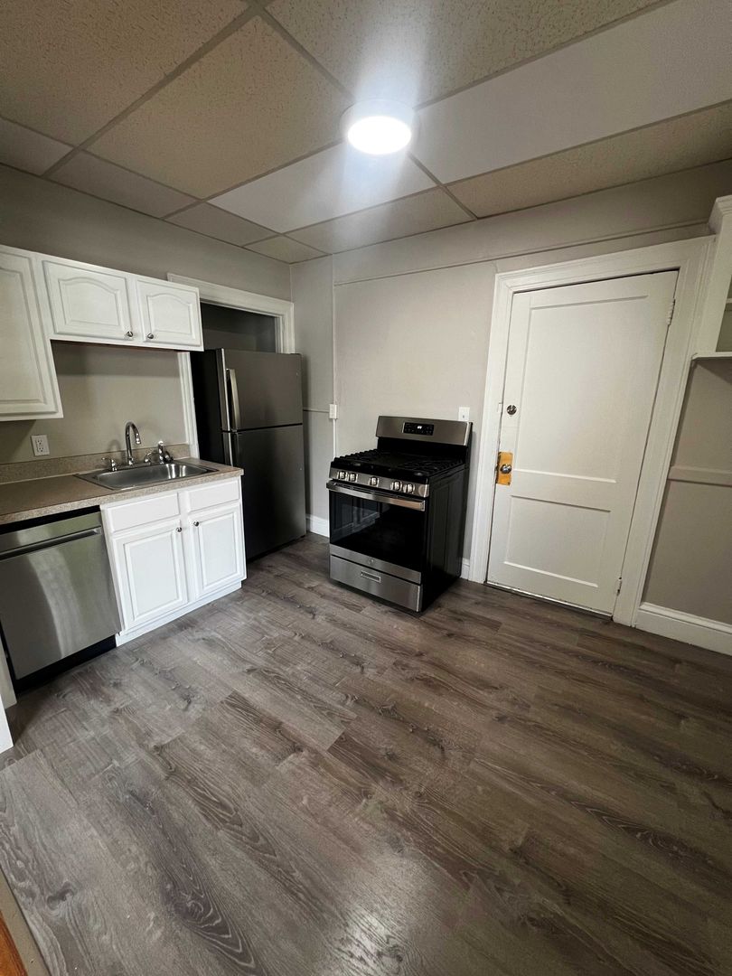 West Hartford Apartment: 843 Farmington Avenue