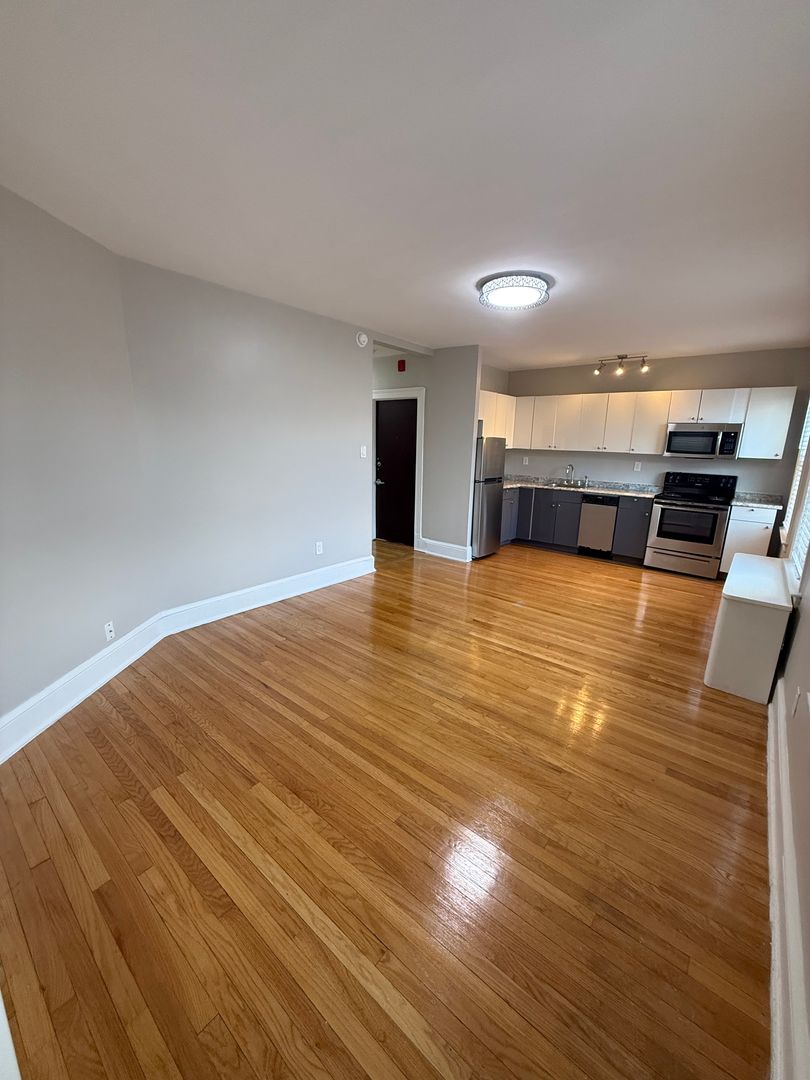 West Hartford Apartment: 843 Farmington Avenue