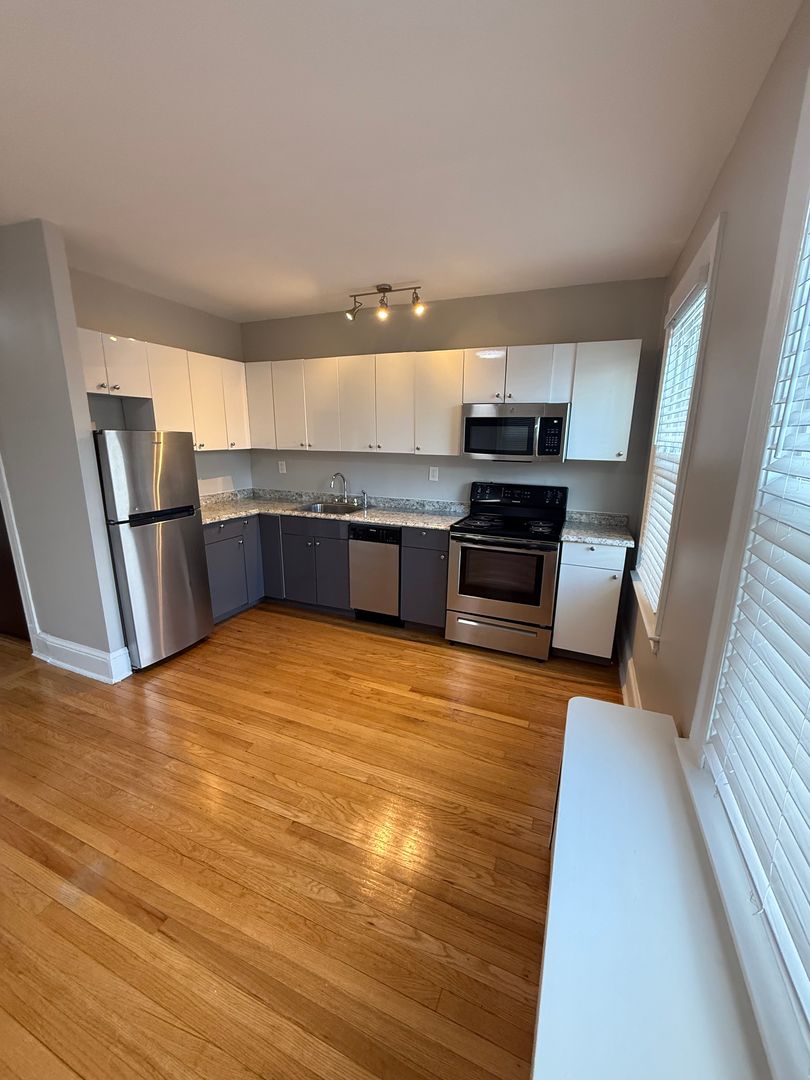 West Hartford Apartment: 843 Farmington Avenue