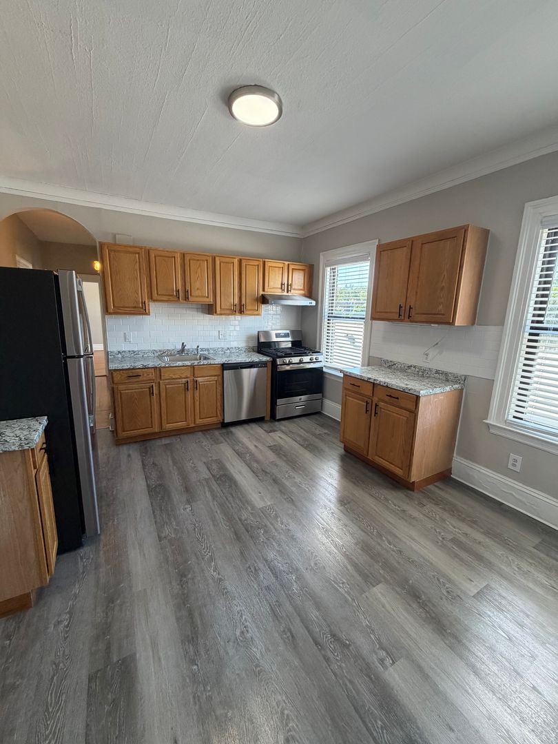 West Hartford Apartment: 843 Farmington Avenue