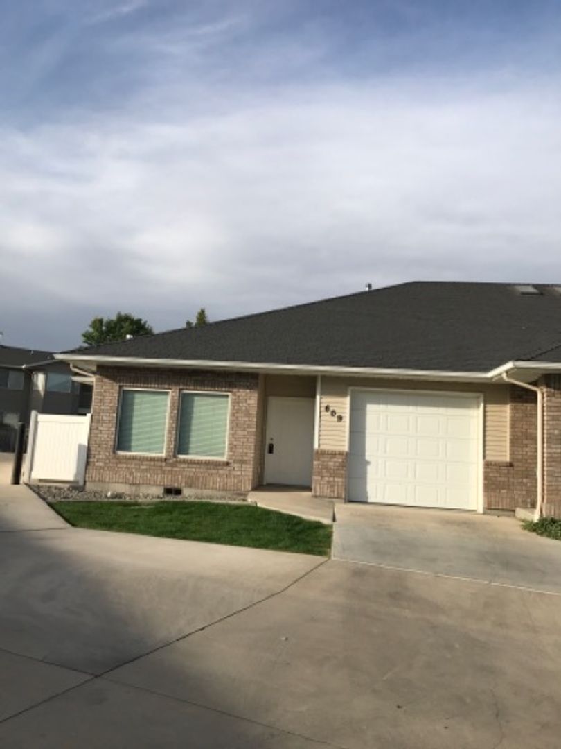 Twin Falls Townhome: 609 Windemere Cir