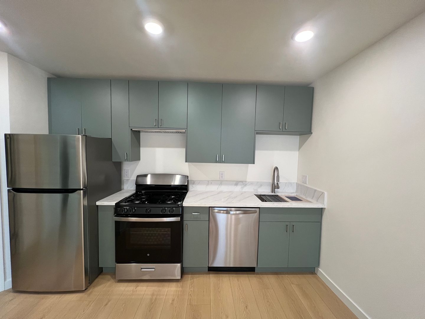 Hawthorne Apartment: 13520 Lemoli Ave