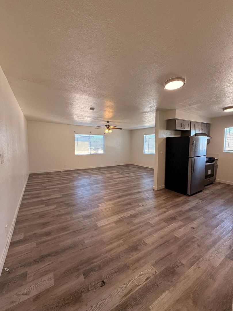 Hawthorne Apartment: 13520 Lemoli Ave