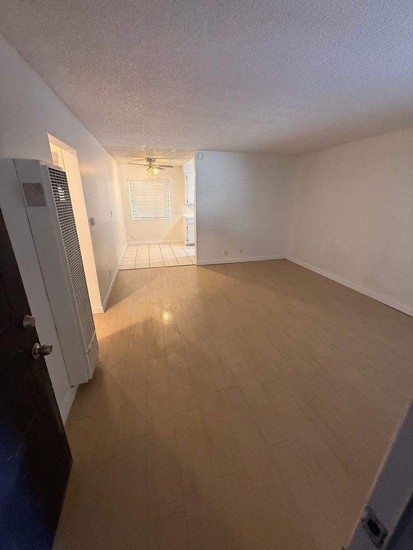 Hawthorne Apartment: 13520 Lemoli Ave