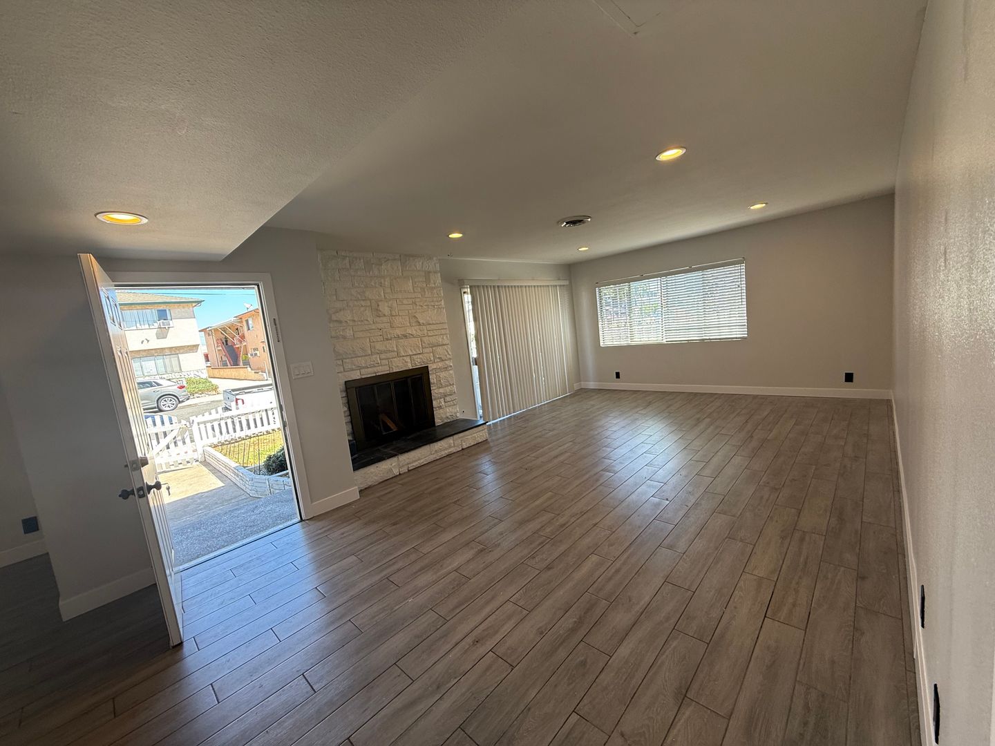 Hawthorne Apartment: 4086 W 142nd