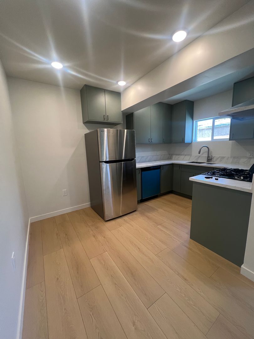 Hawthorne Apartment: 13520 Lemoli Ave