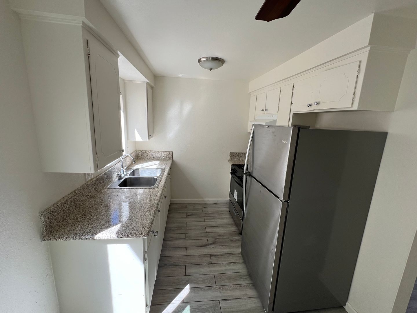 Hawthorne Apartment: 13520 Lemoli Ave