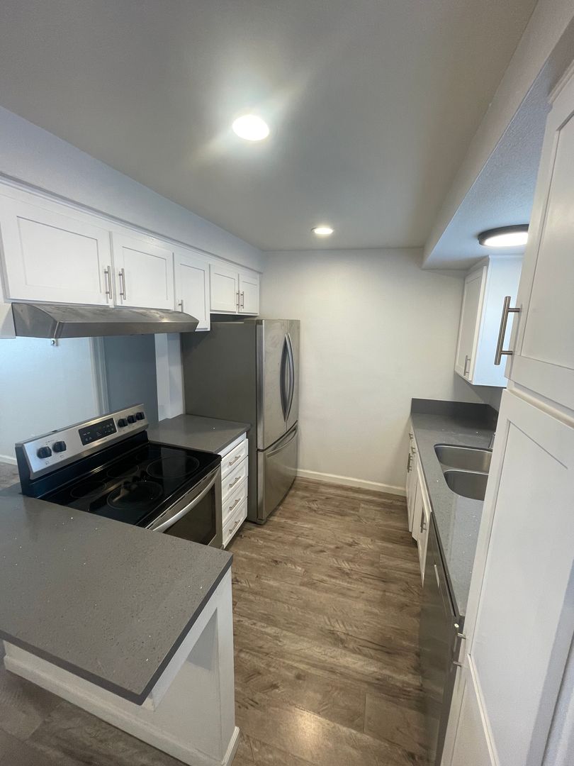 Redondo Beach Apartment: 1203 Beryl St